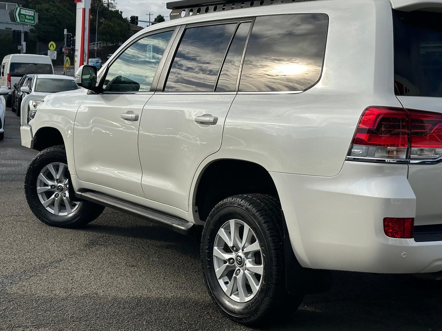 2019 Toyota Landcruiser VX in White
