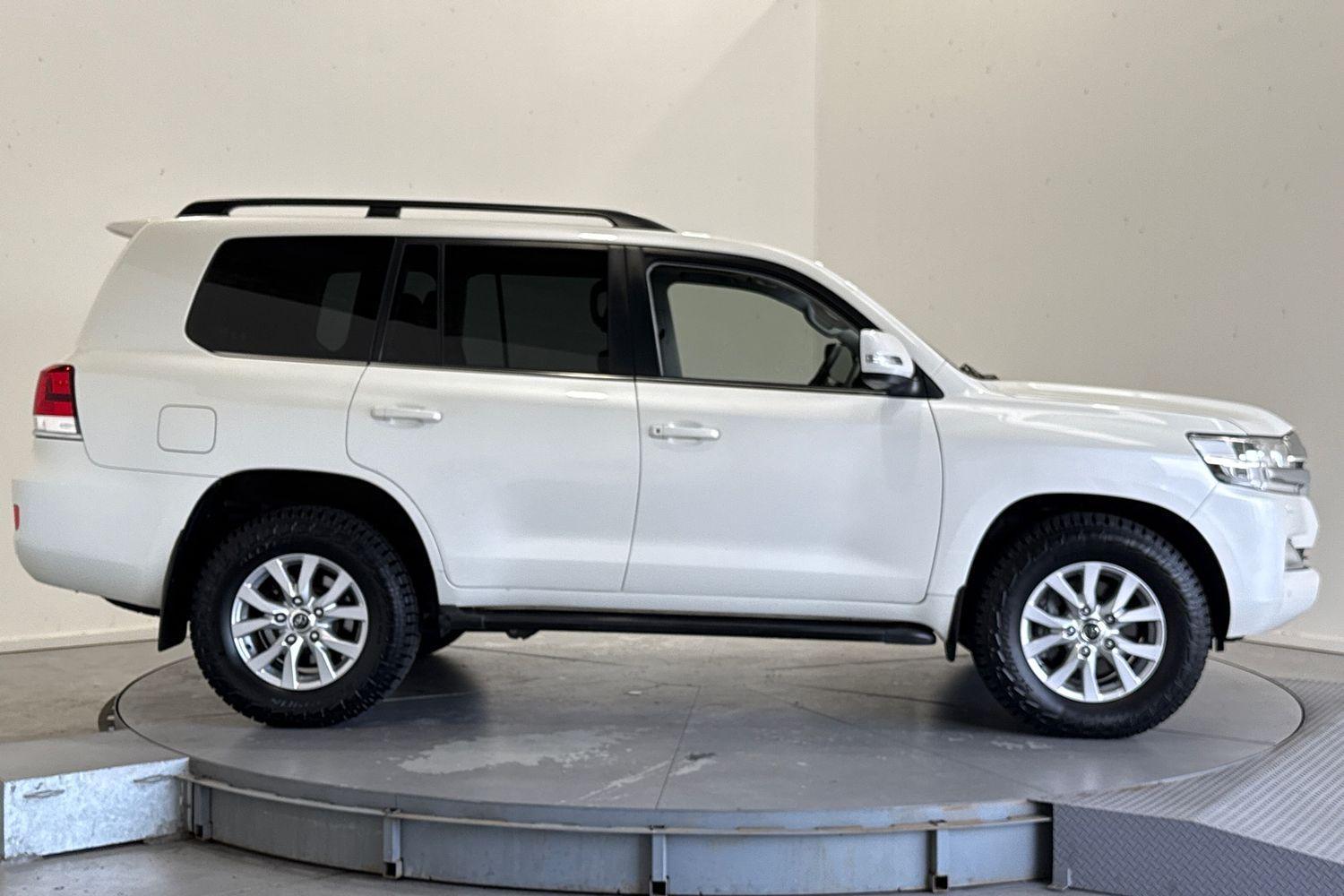 2019 Toyota Landcruiser VX in White