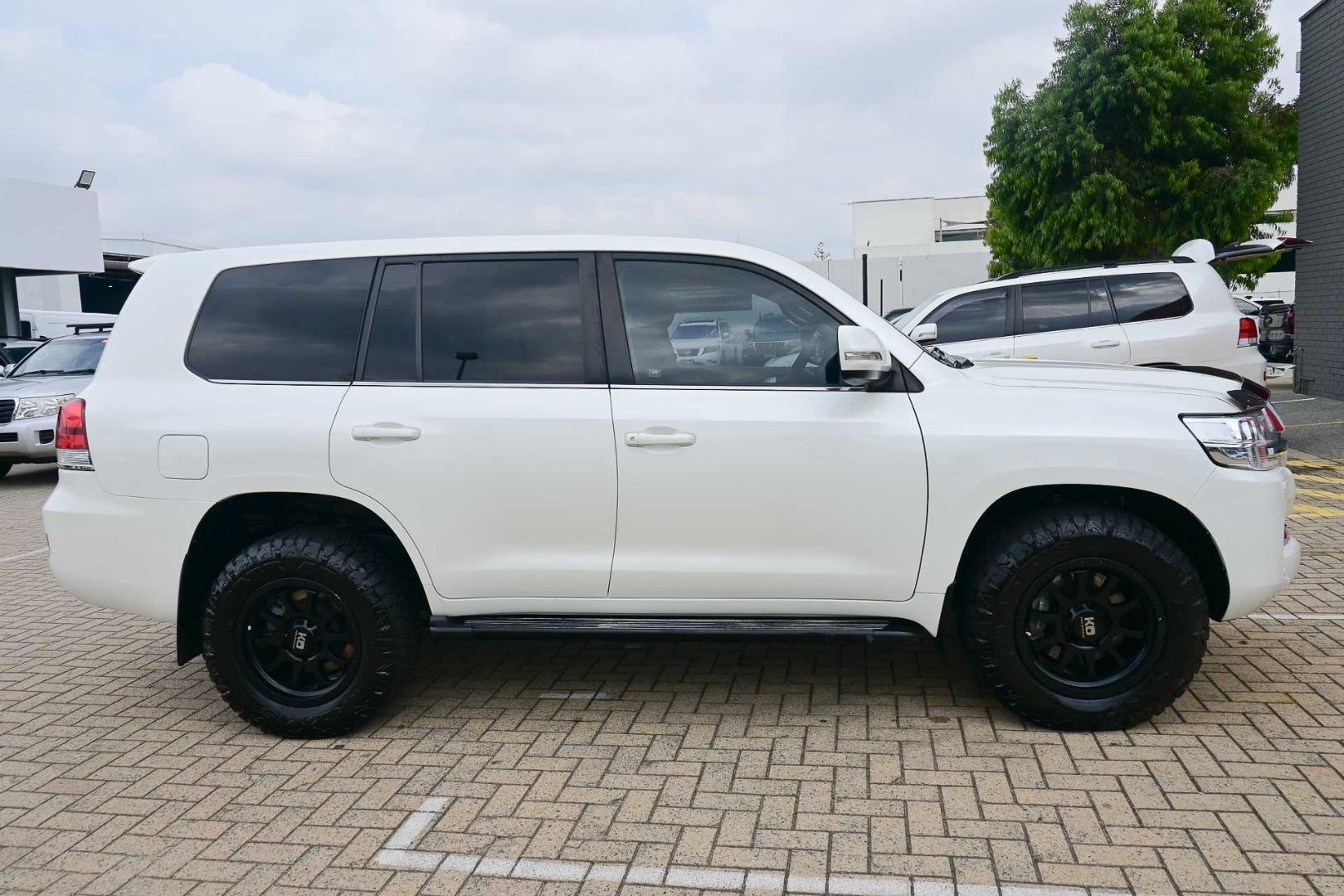 2021 Toyota Landcruiser VX in White