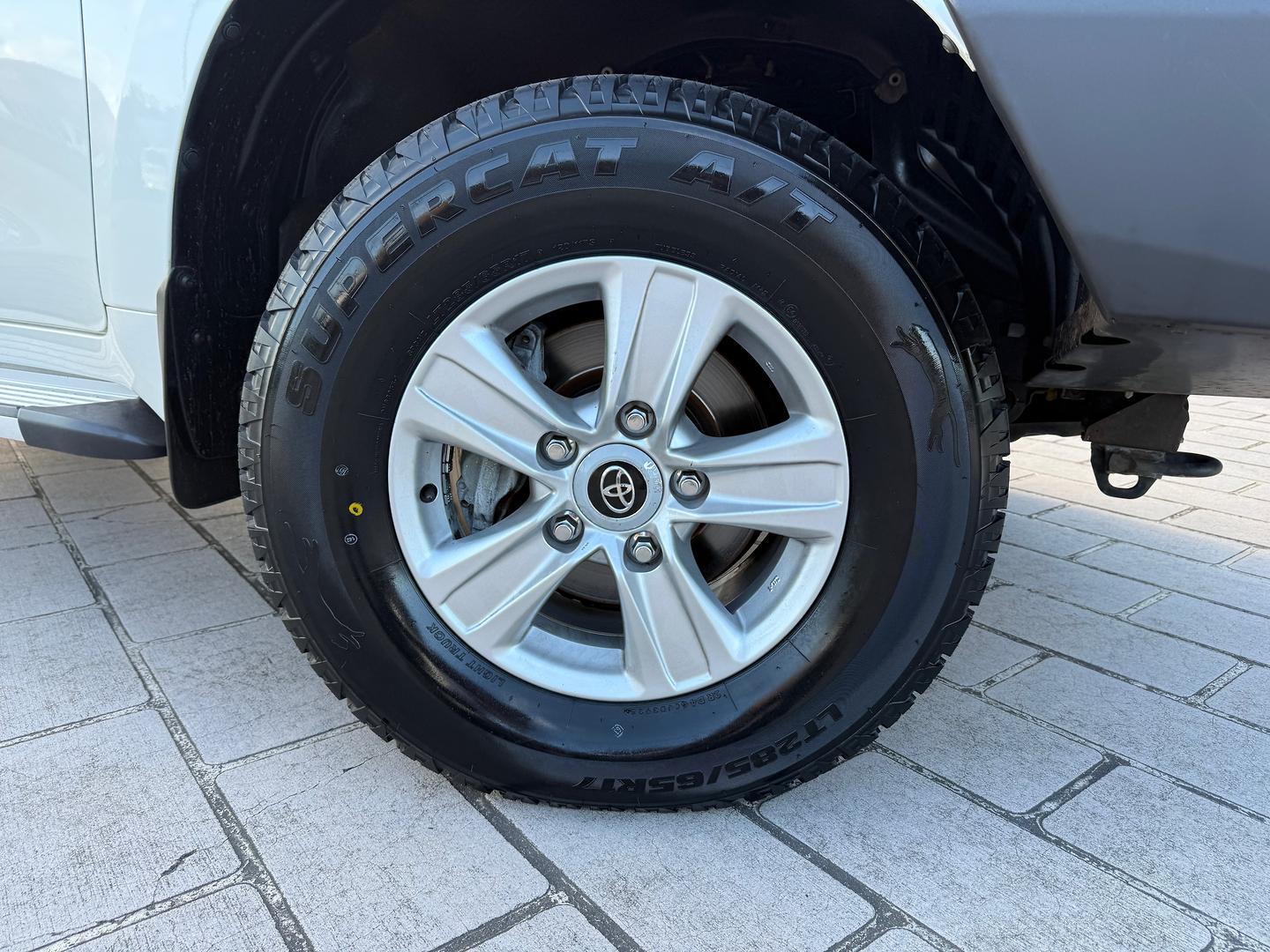 2010 Toyota Landcruiser 60th Anniversary LE in White