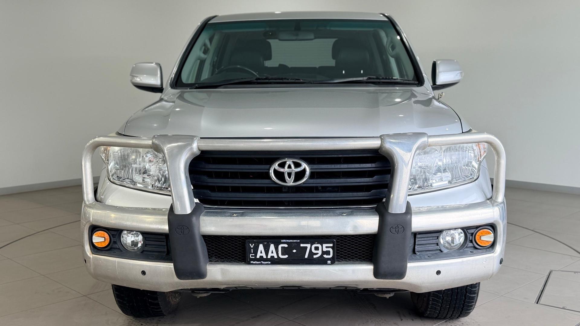 2013 Toyota Landcruiser 200 SE in Silver
