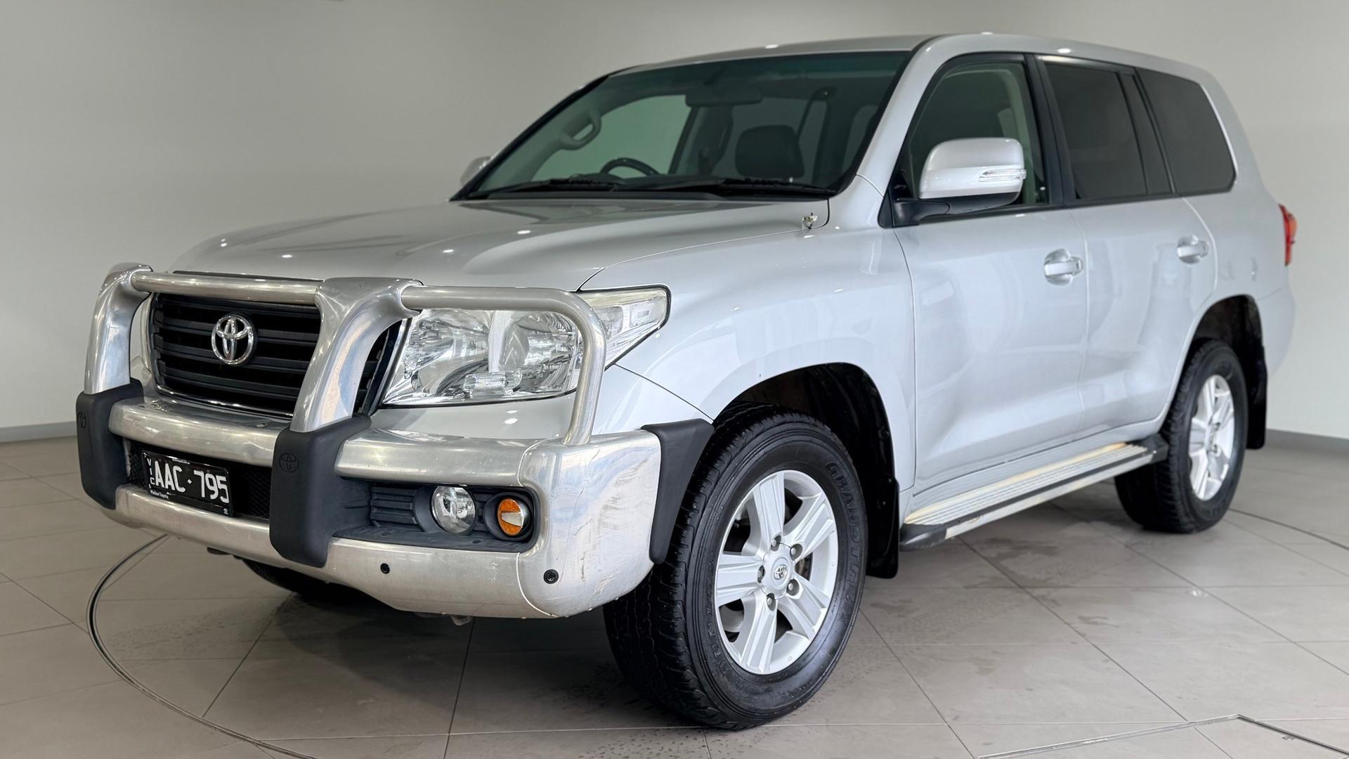 2013 Toyota Landcruiser 200 SE in Silver