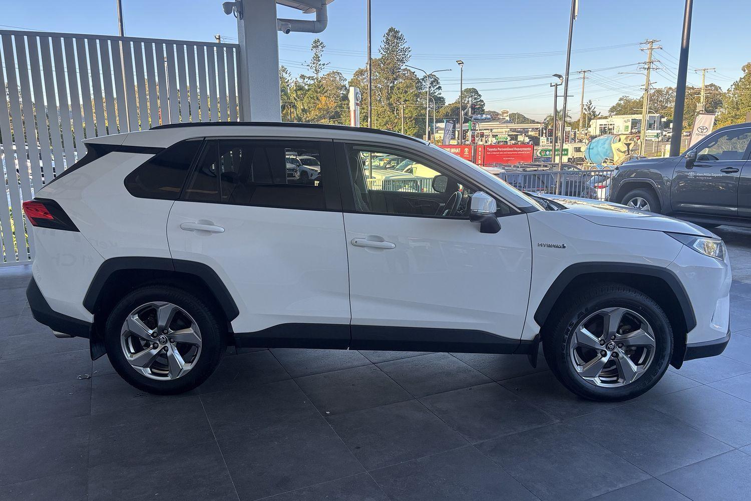 2021 Toyota RAV4 GXL in White