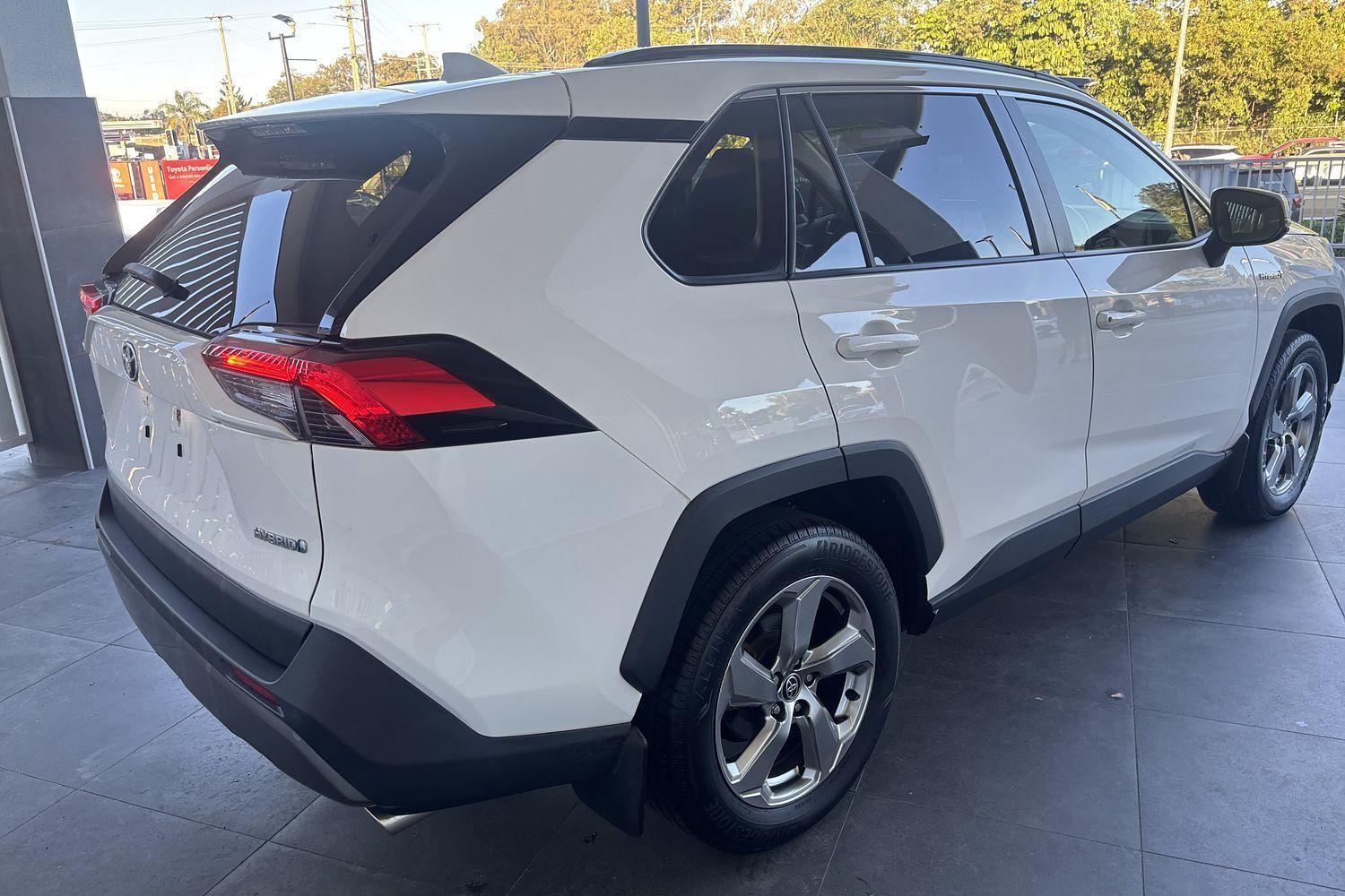 2021 Toyota RAV4 GXL in White