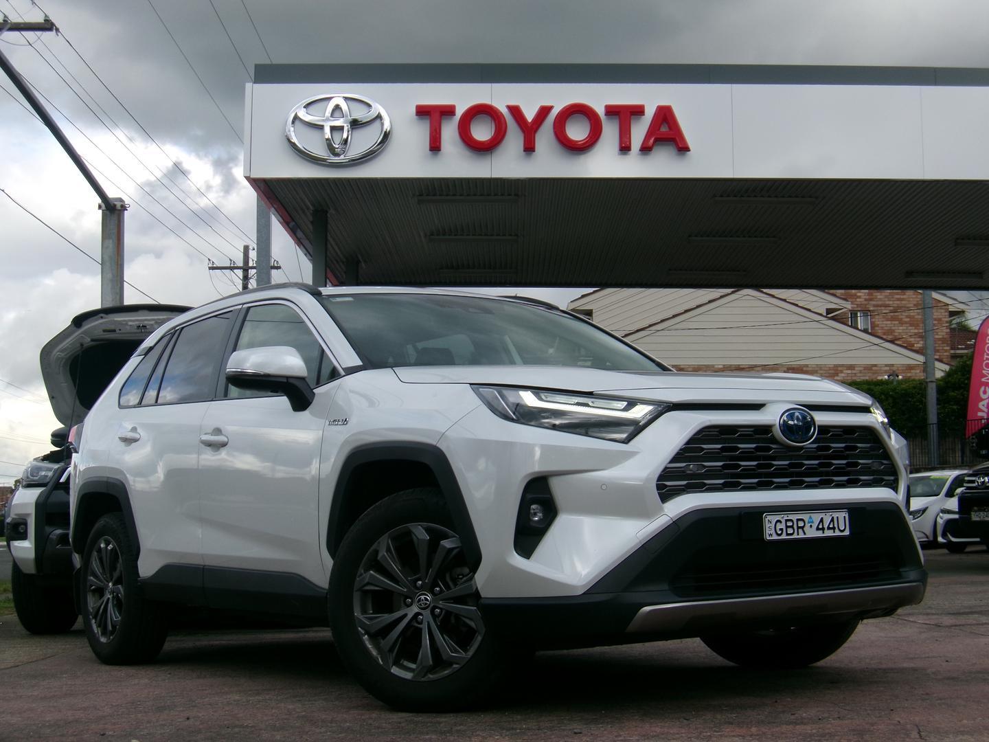 2024 Toyota RAV4 GXL-2WD in White