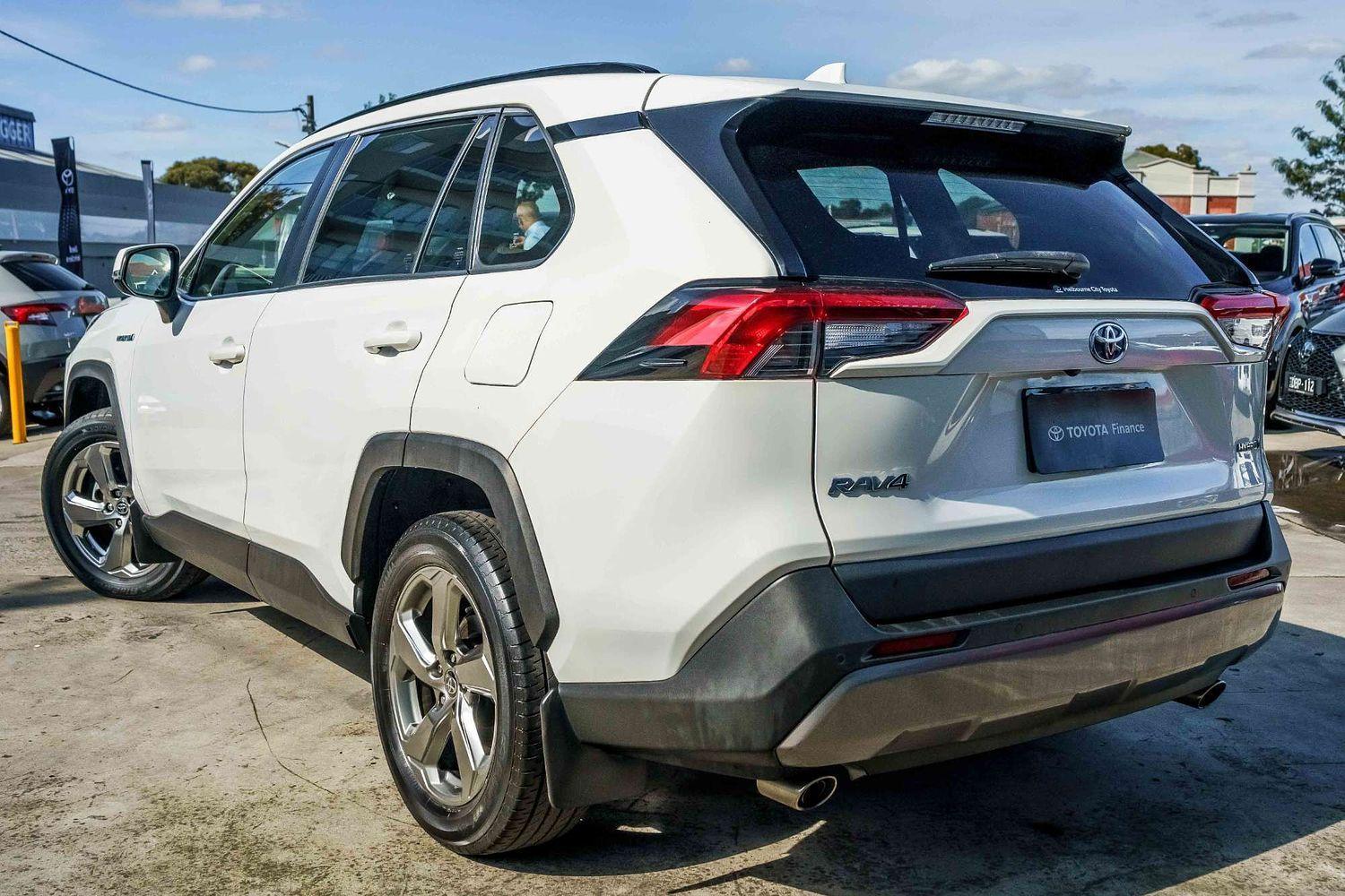 2021 Toyota RAV4 GXL in White