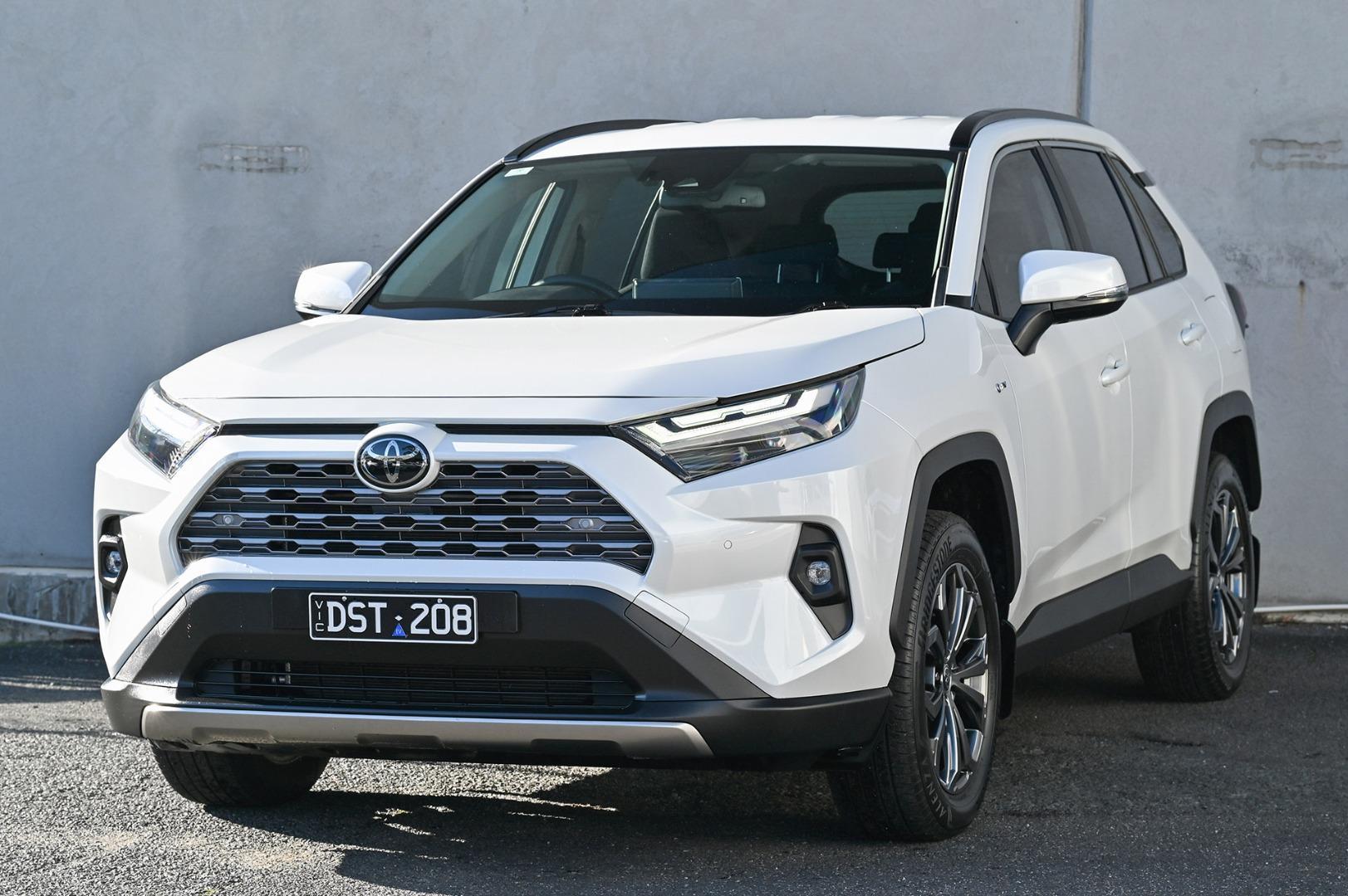 2024 Toyota RAV4 GXL in White