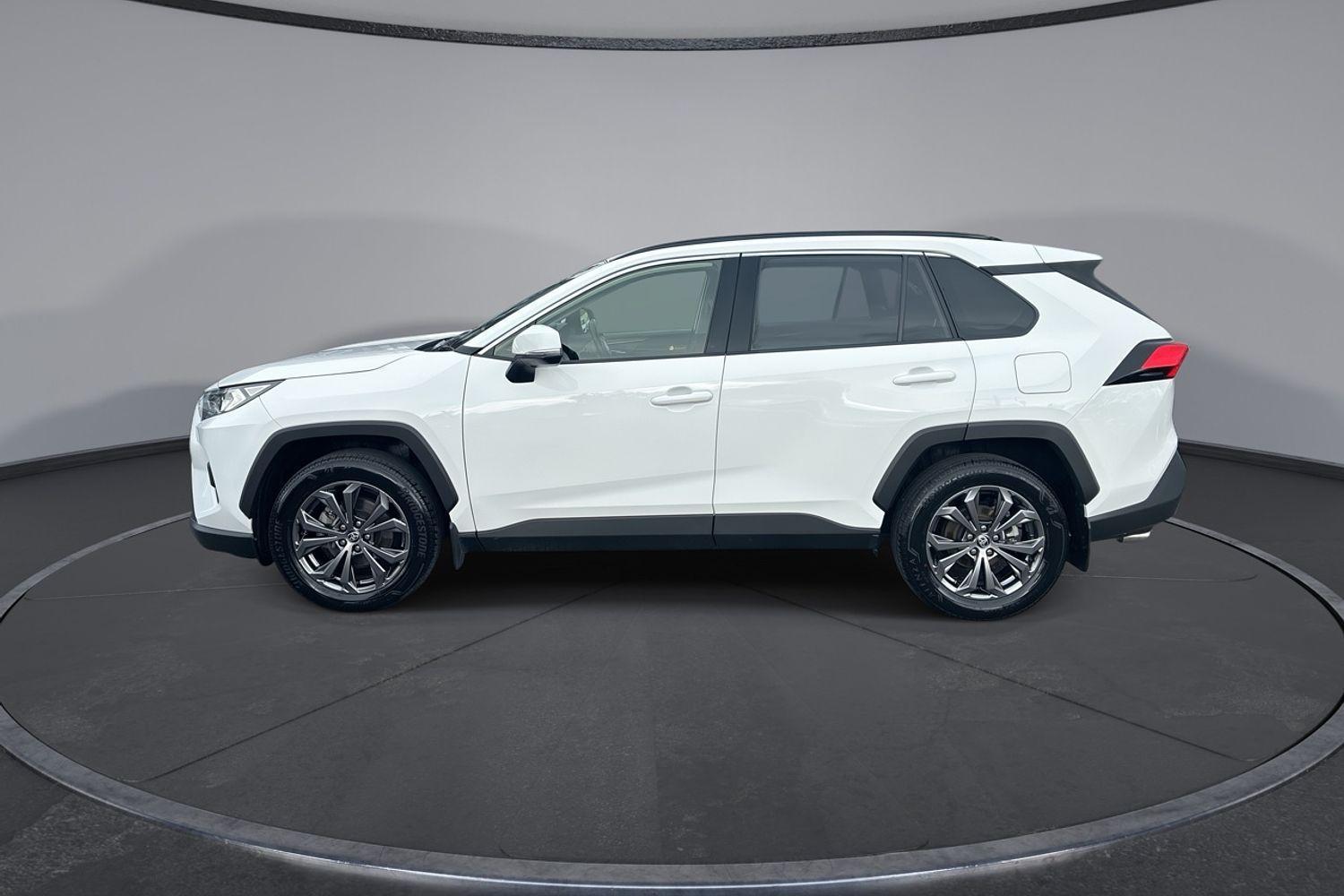 2024 Toyota RAV4 GXL in White