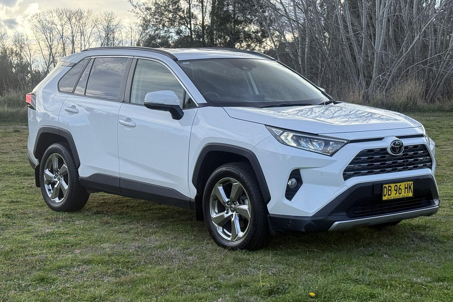 2021 Toyota RAV4 GXL in White
