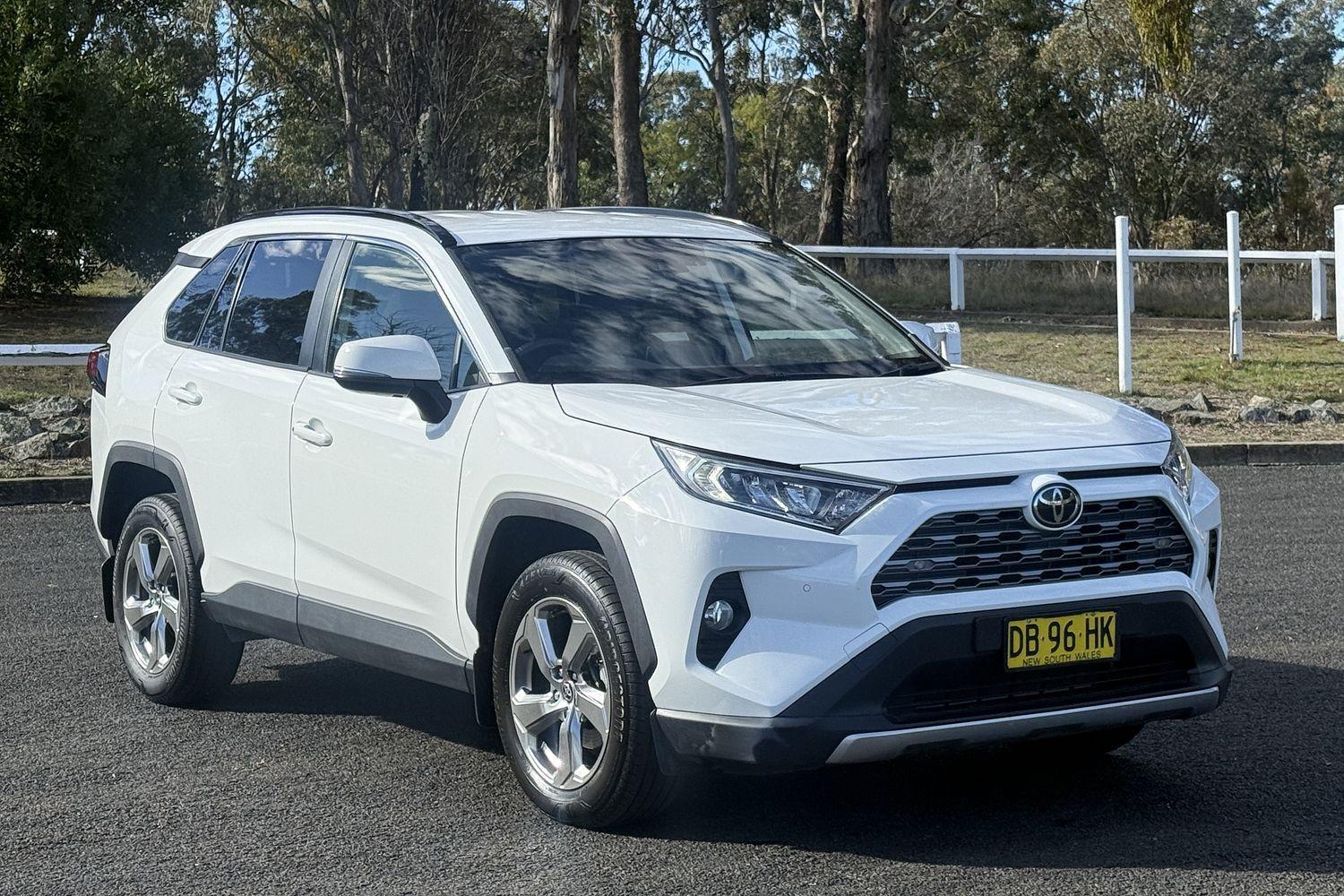2021 Toyota RAV4 GXL in White