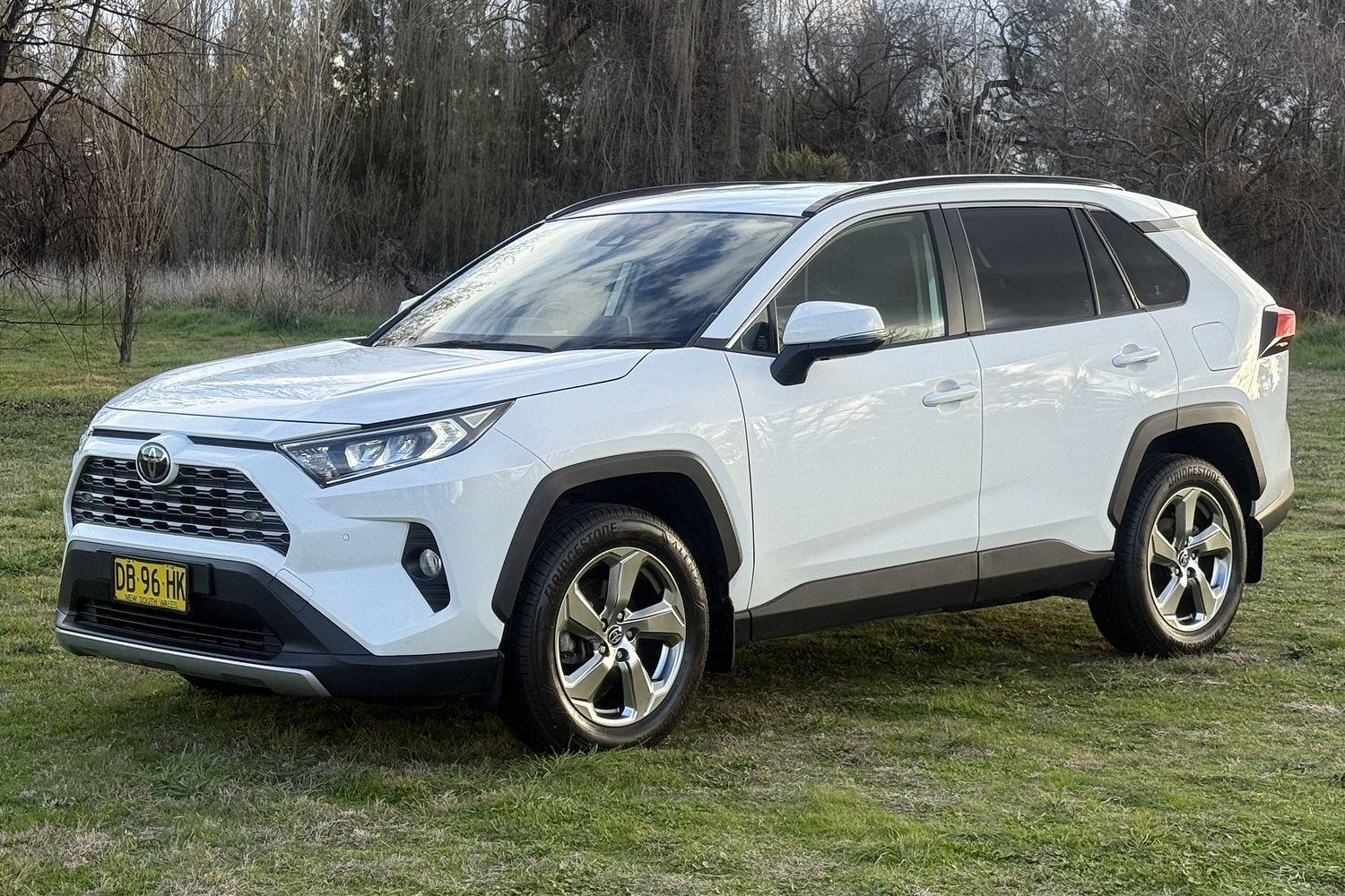 2021 Toyota RAV4 GXL in White