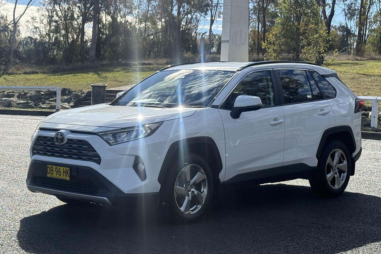 2021 Toyota RAV4 GXL in White