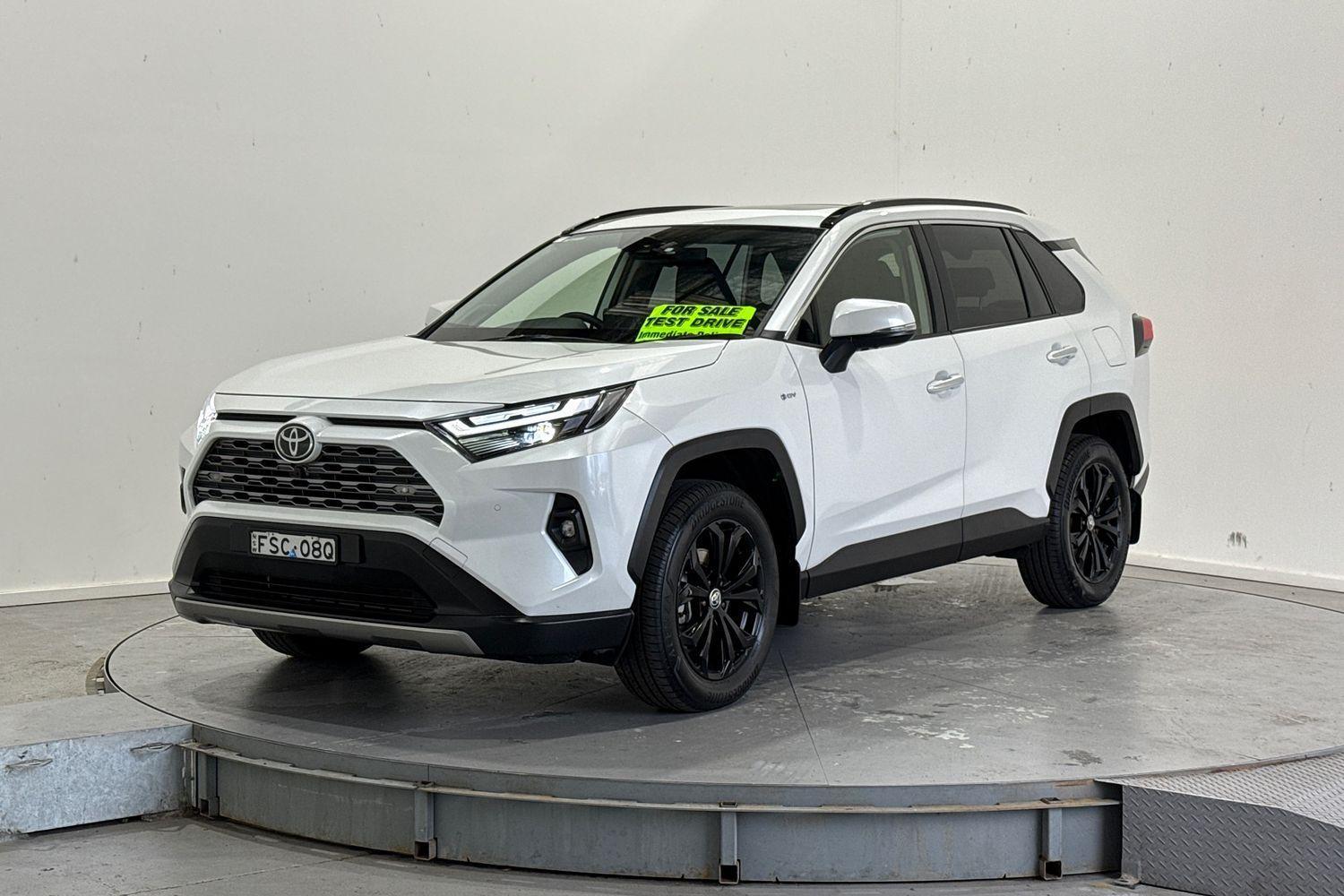 2025 Toyota RAV4 Cruiser in White