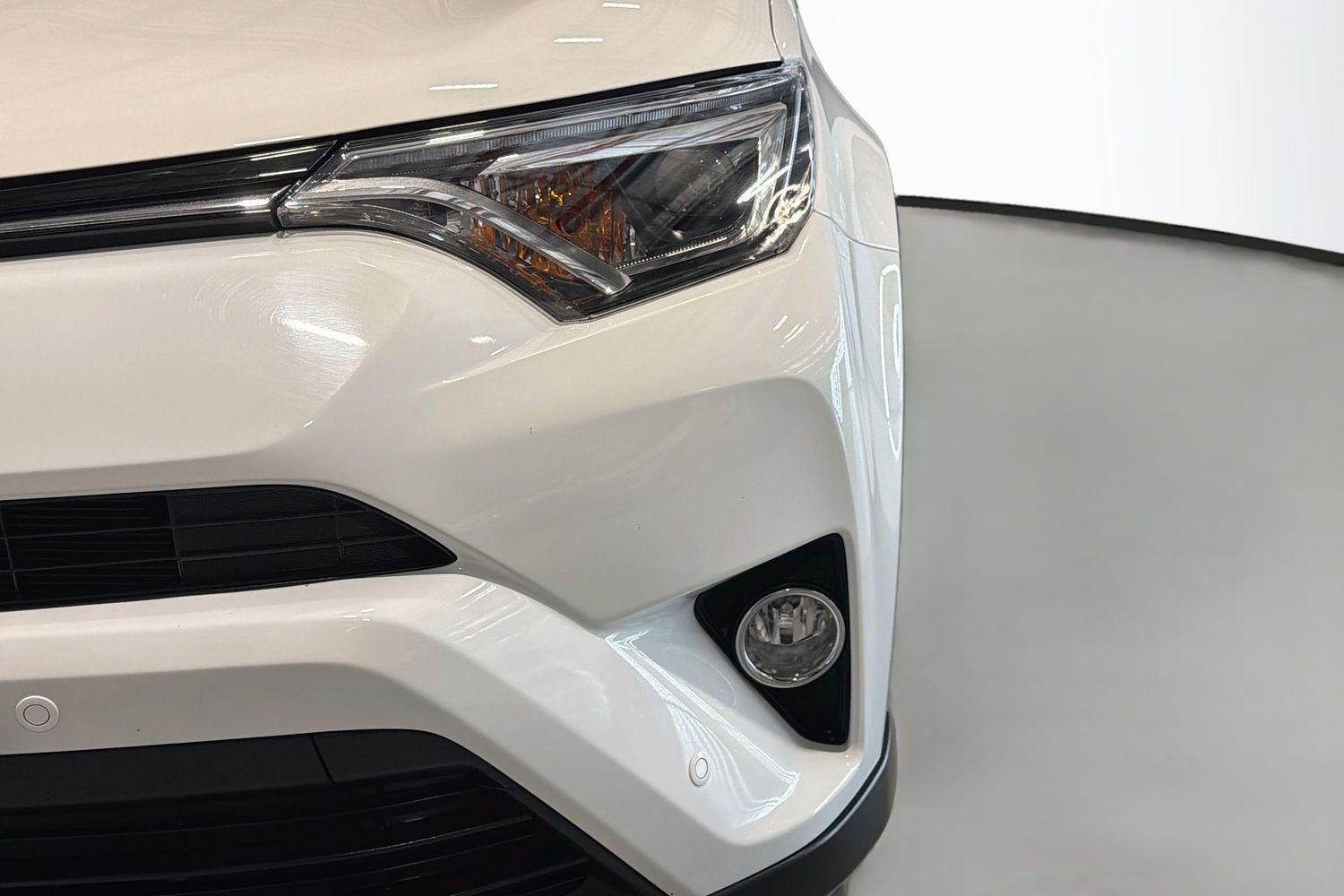 2018 Toyota RAV4 GX-2WD in White