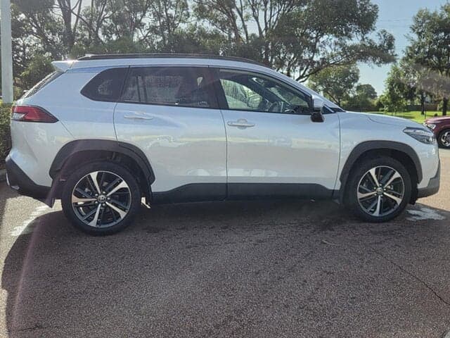 2023 Toyota Corolla Cross Atmos in White
