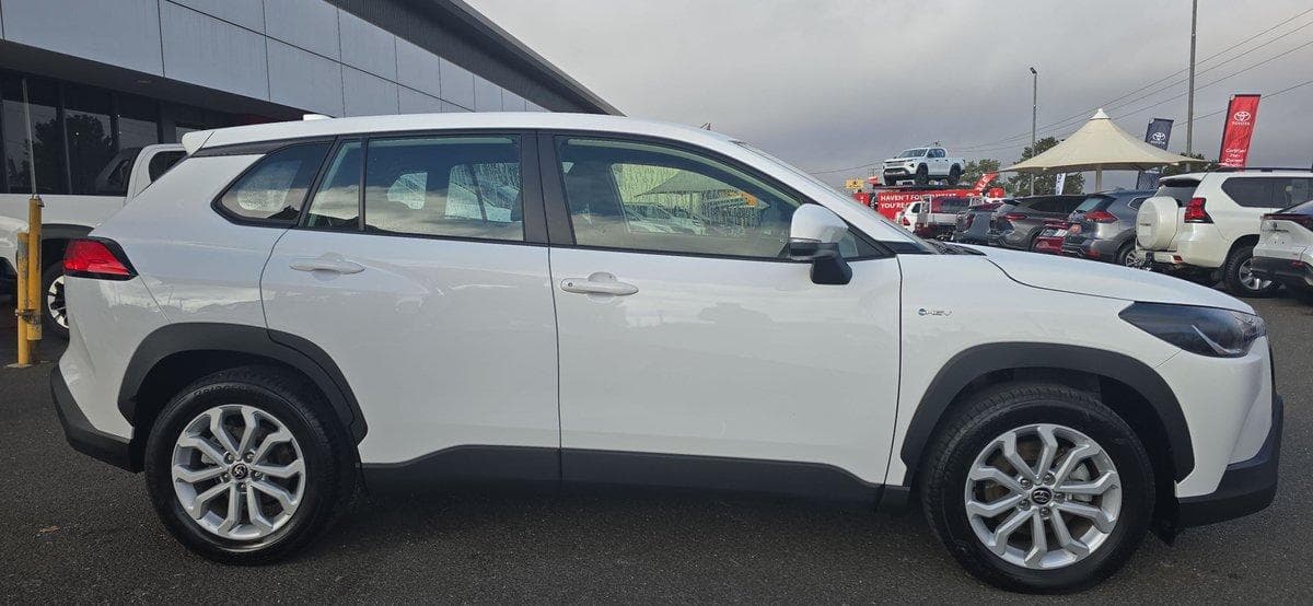 2025 Toyota Corolla Cross GX in White