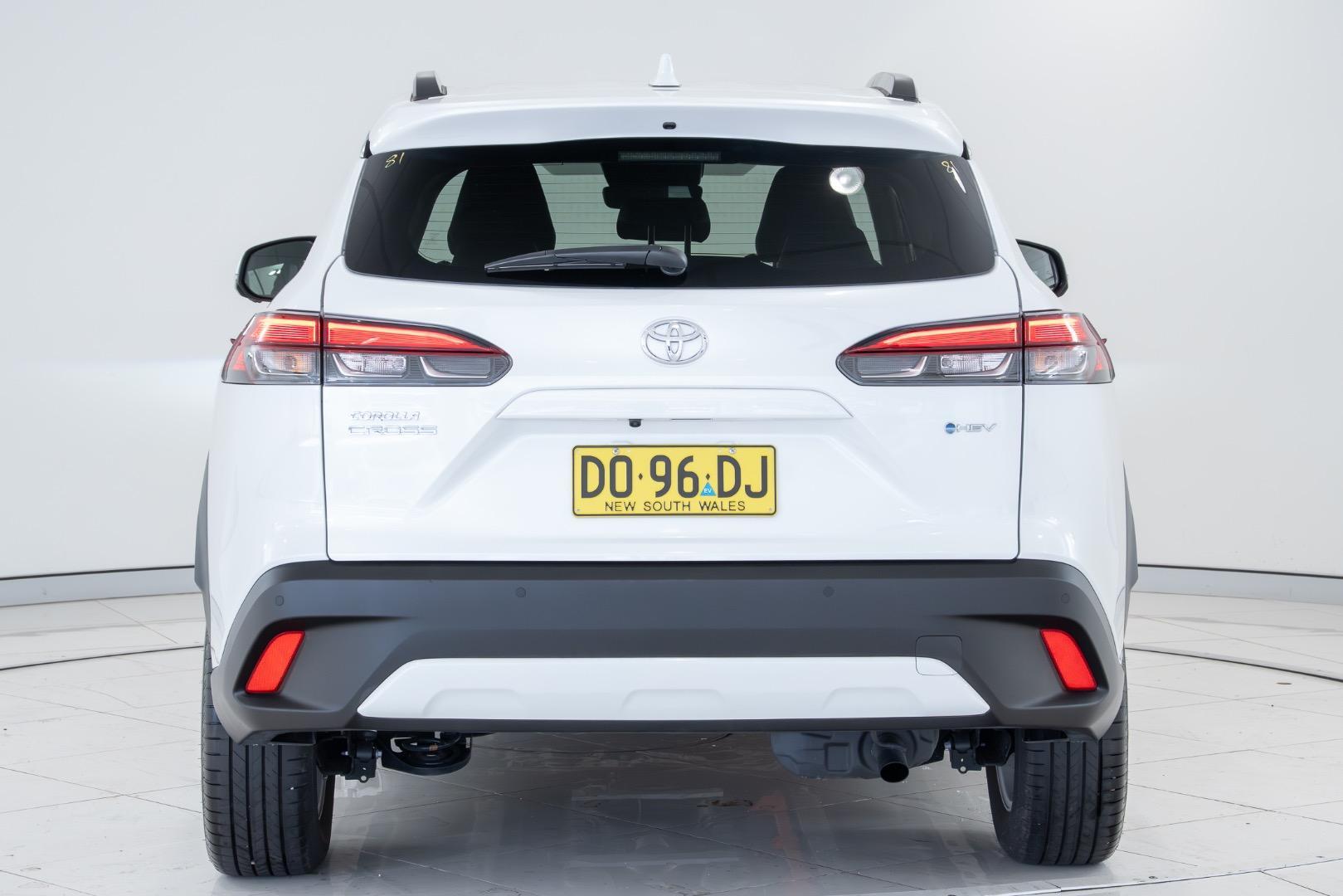 2025 Toyota Corolla Cross GXL in White