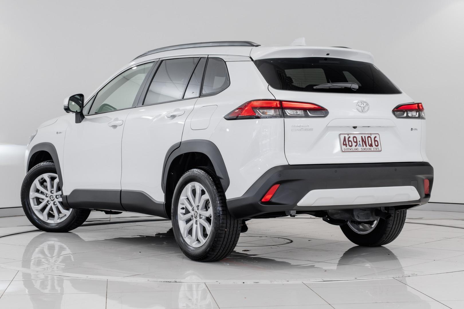 2025 Toyota Corolla Cross GXL in White