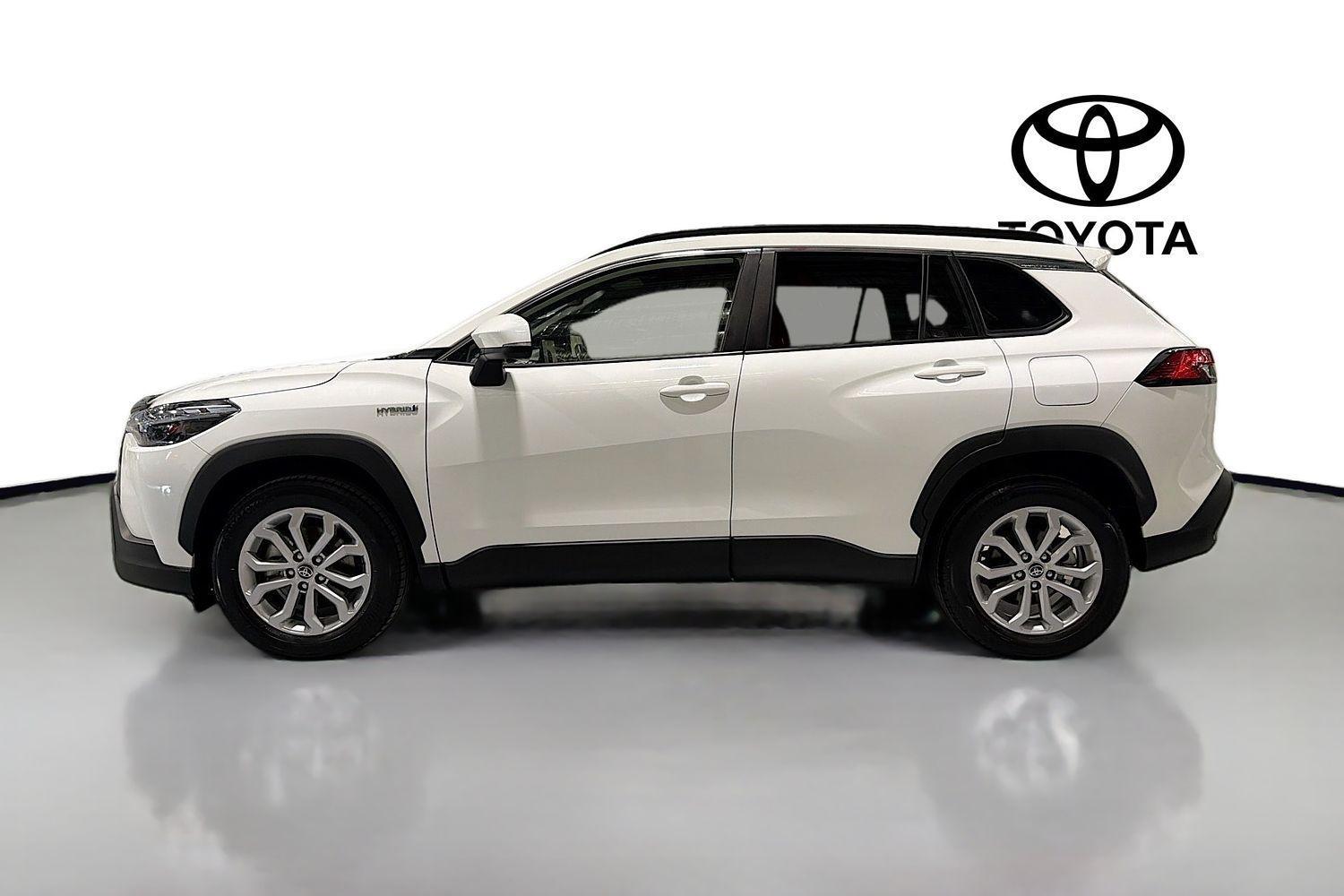 2022 Toyota Corolla Cross GXL in White