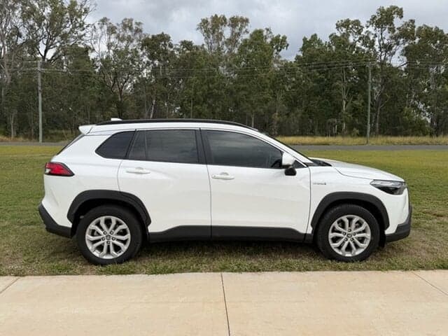 2023 Toyota Corolla Cross GXL in White