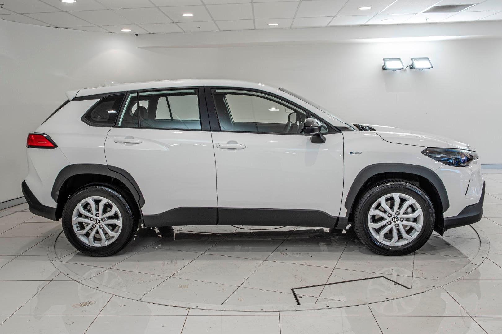 2025 Toyota Corolla Cross GX in White