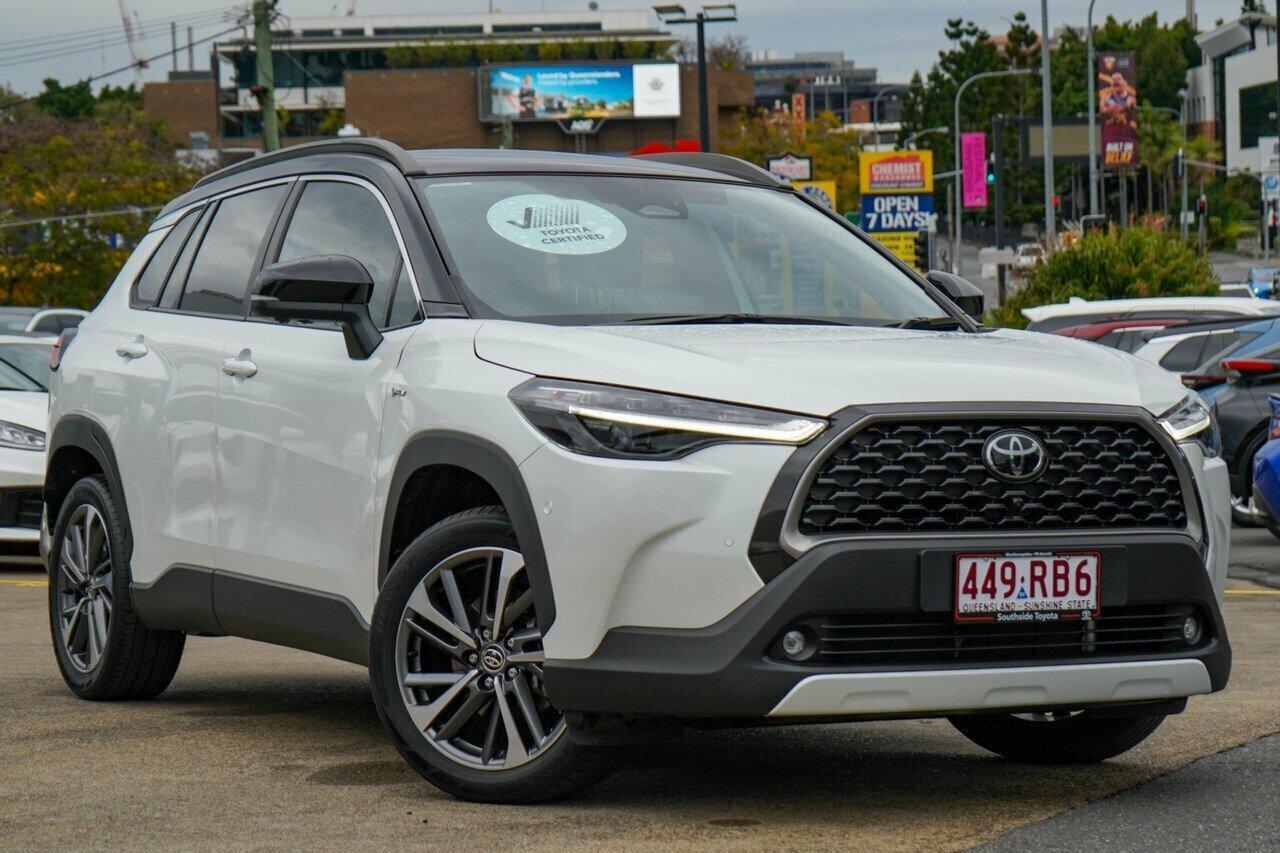 2024 Toyota Corolla Cross Atmos 2WD in Two Tone White