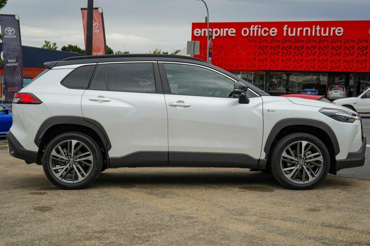 2024 Toyota Corolla Cross Atmos 2WD in Two Tone White