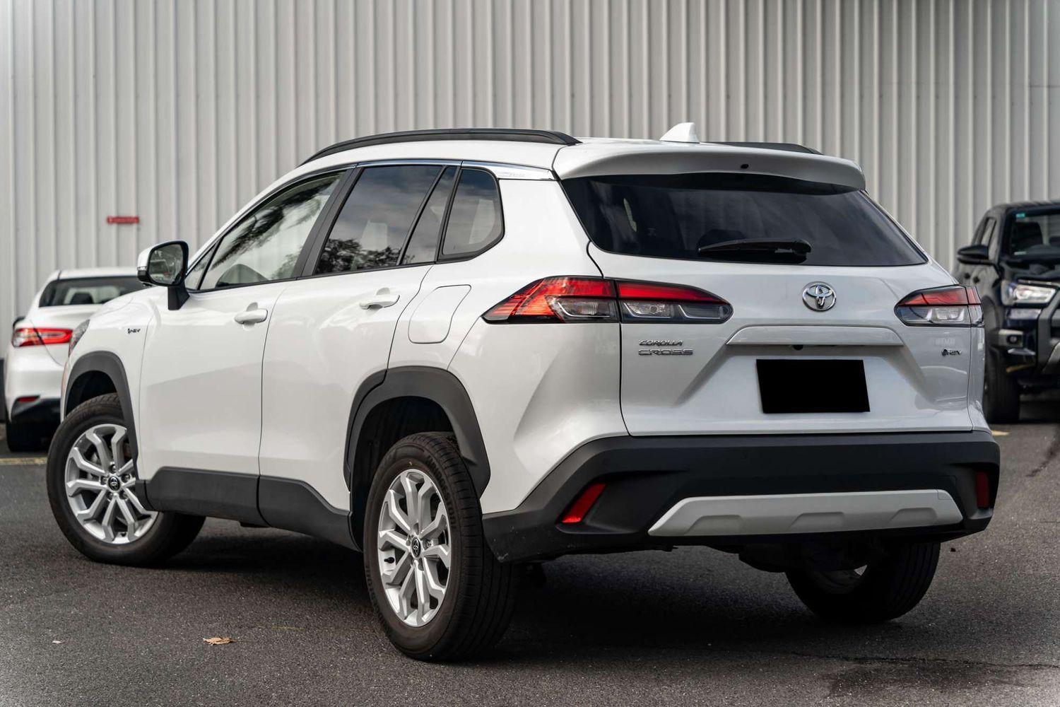 2025 Toyota Corolla Cross GXL in White