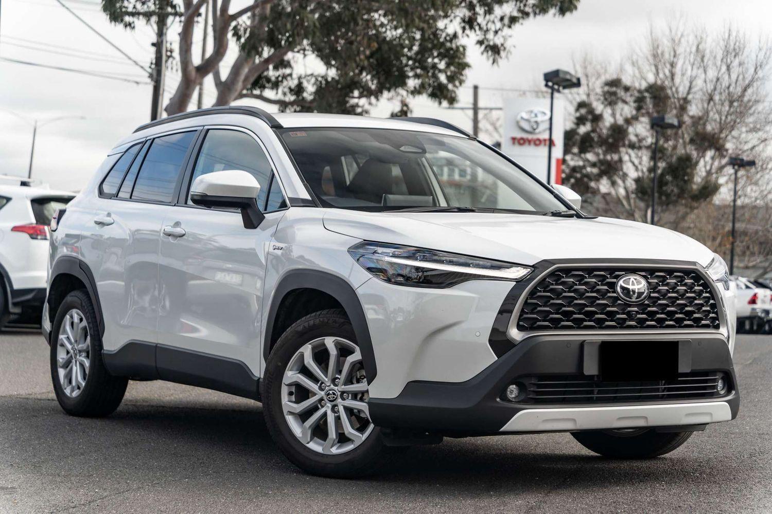 2025 Toyota Corolla Cross GXL in White