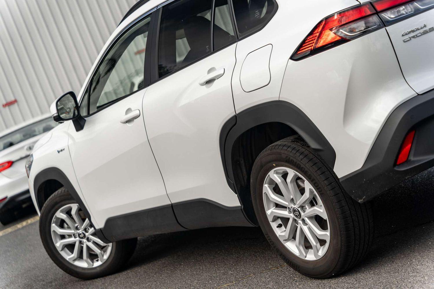 2025 Toyota Corolla Cross GXL in White