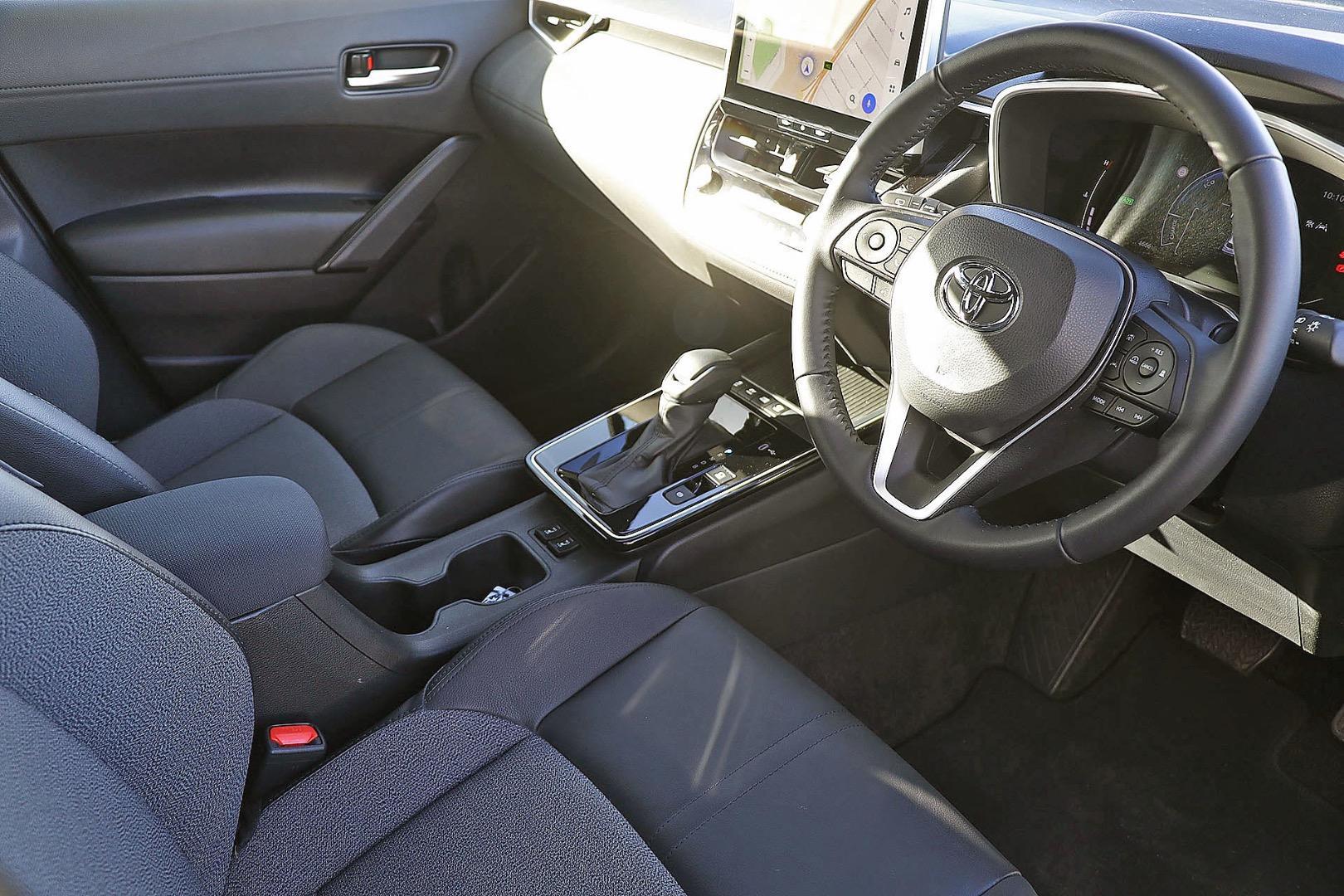 2025 Toyota Corolla Cross GXL in White