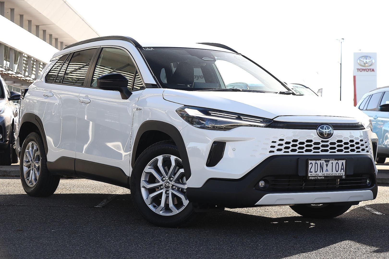 2025 Toyota Corolla Cross GXL in White