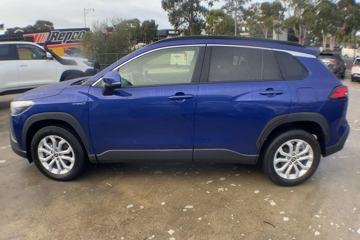 2023 Toyota Corolla Cross GXL in Blue