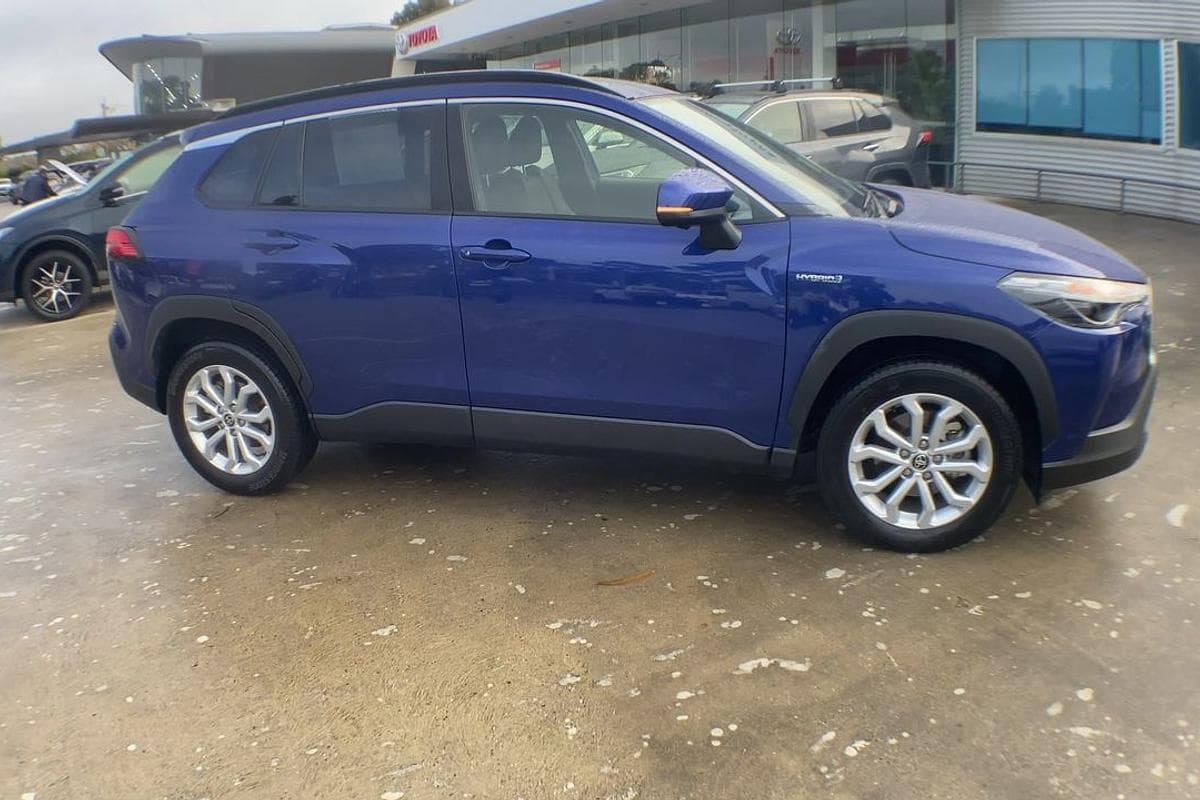 2023 Toyota Corolla Cross GXL in Blue