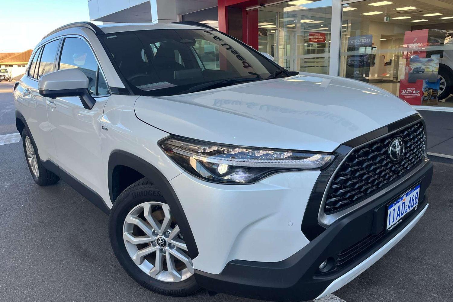 2024 Toyota Corolla Cross GXL in White