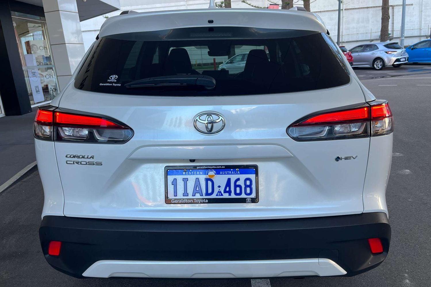 2024 Toyota Corolla Cross GXL in White