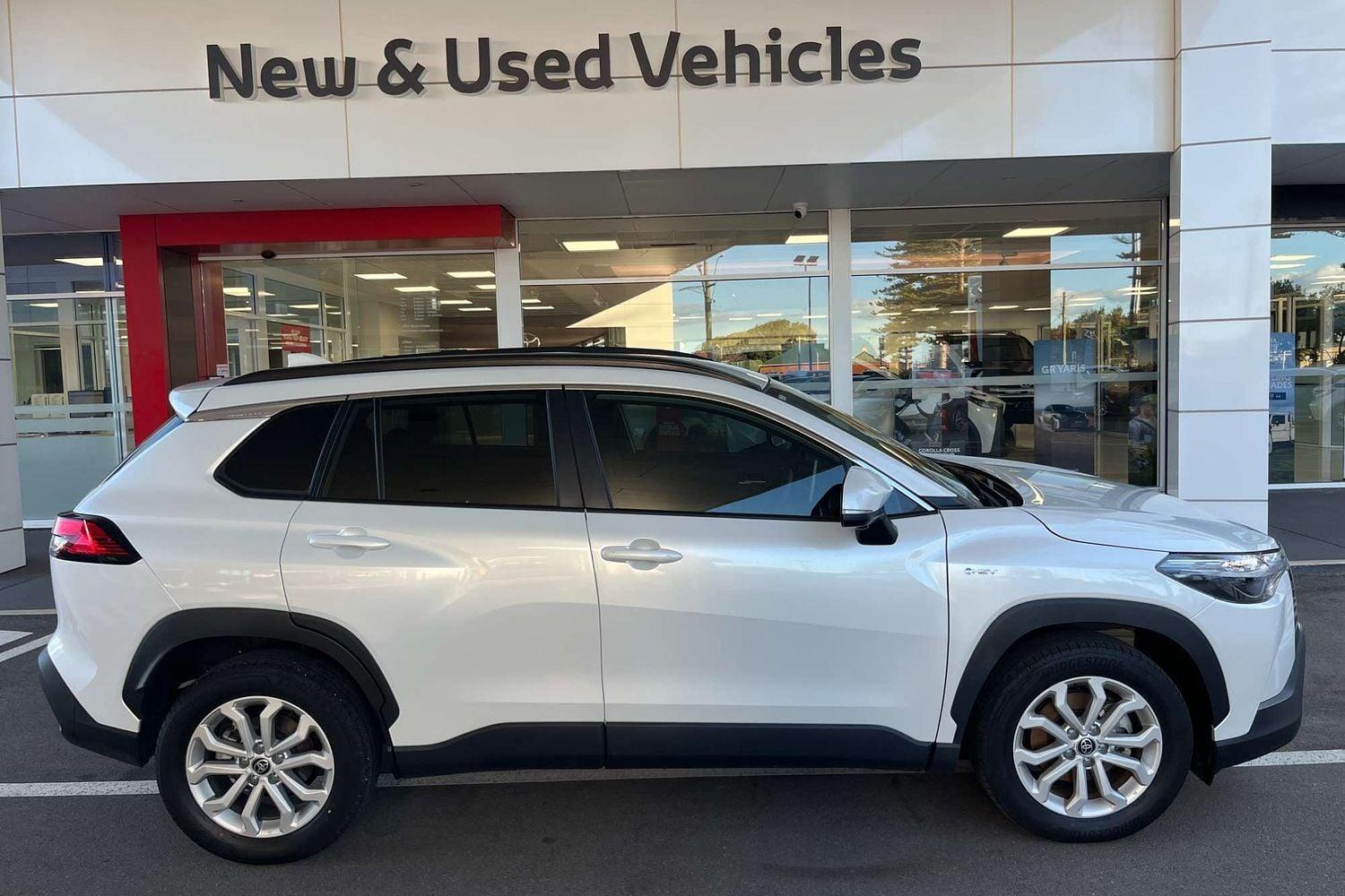 2024 Toyota Corolla Cross GXL in White