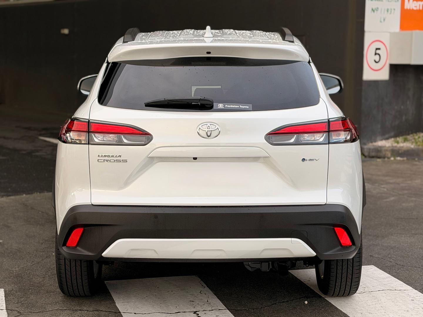 2024 Toyota Corolla Cross GXL in White