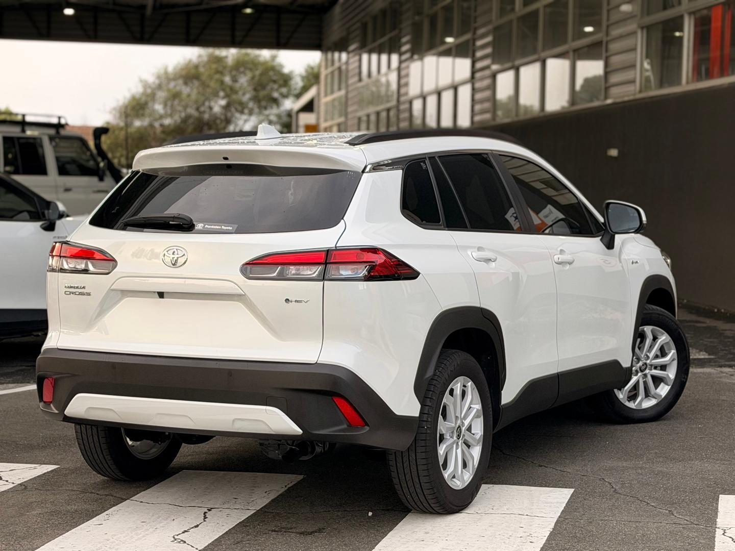 2024 Toyota Corolla Cross GXL in White