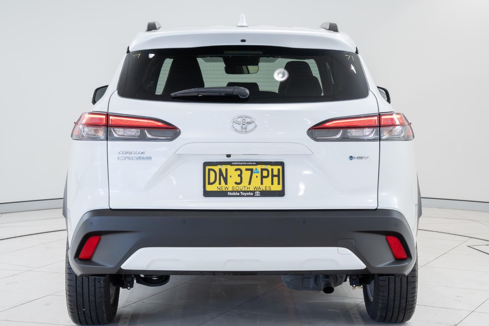 2025 Toyota Corolla Cross GXL in White