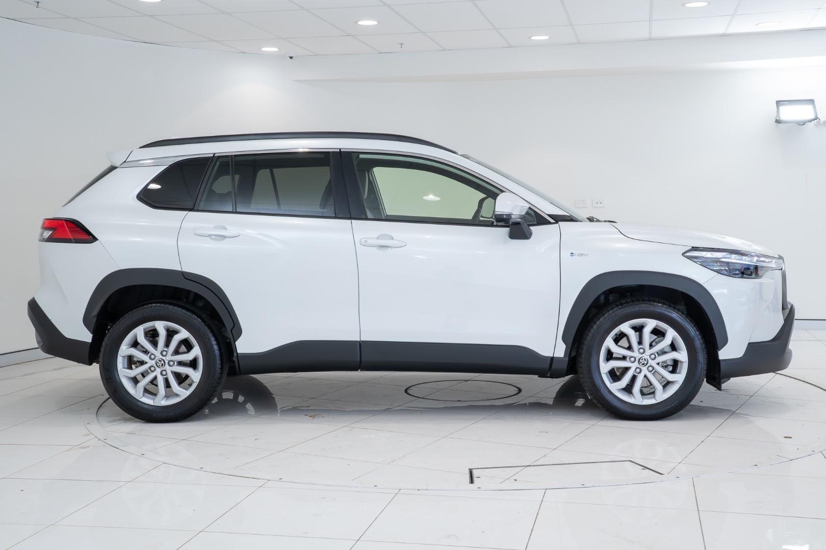 2025 Toyota Corolla Cross GXL in White