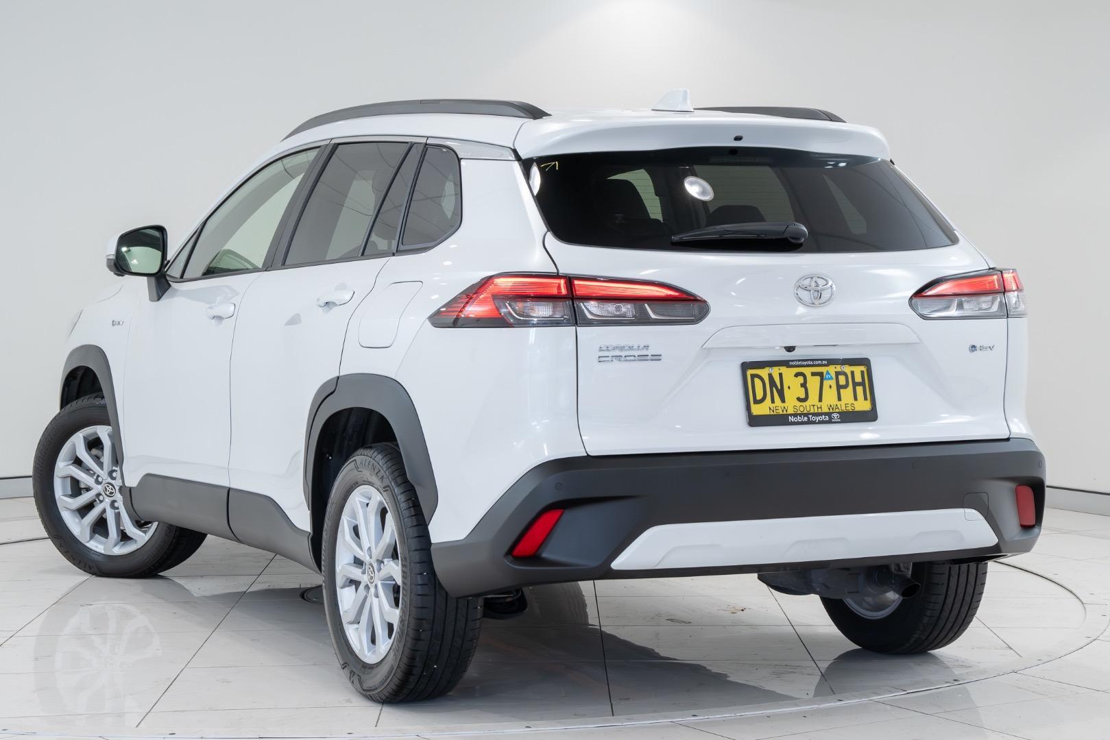 2025 Toyota Corolla Cross GXL in White
