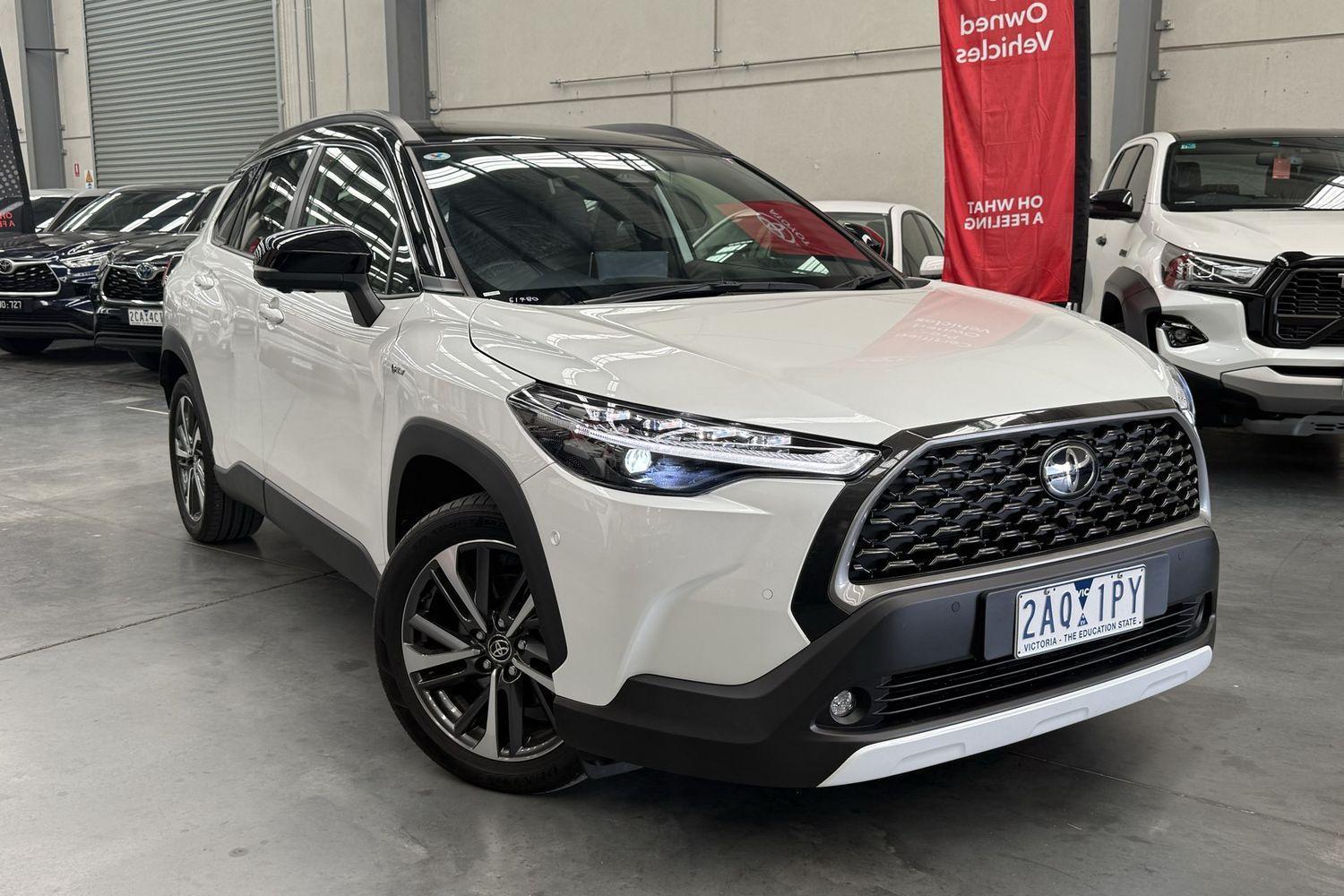 2024 Toyota Corolla Cross Atmos 2WD in Two Tone White