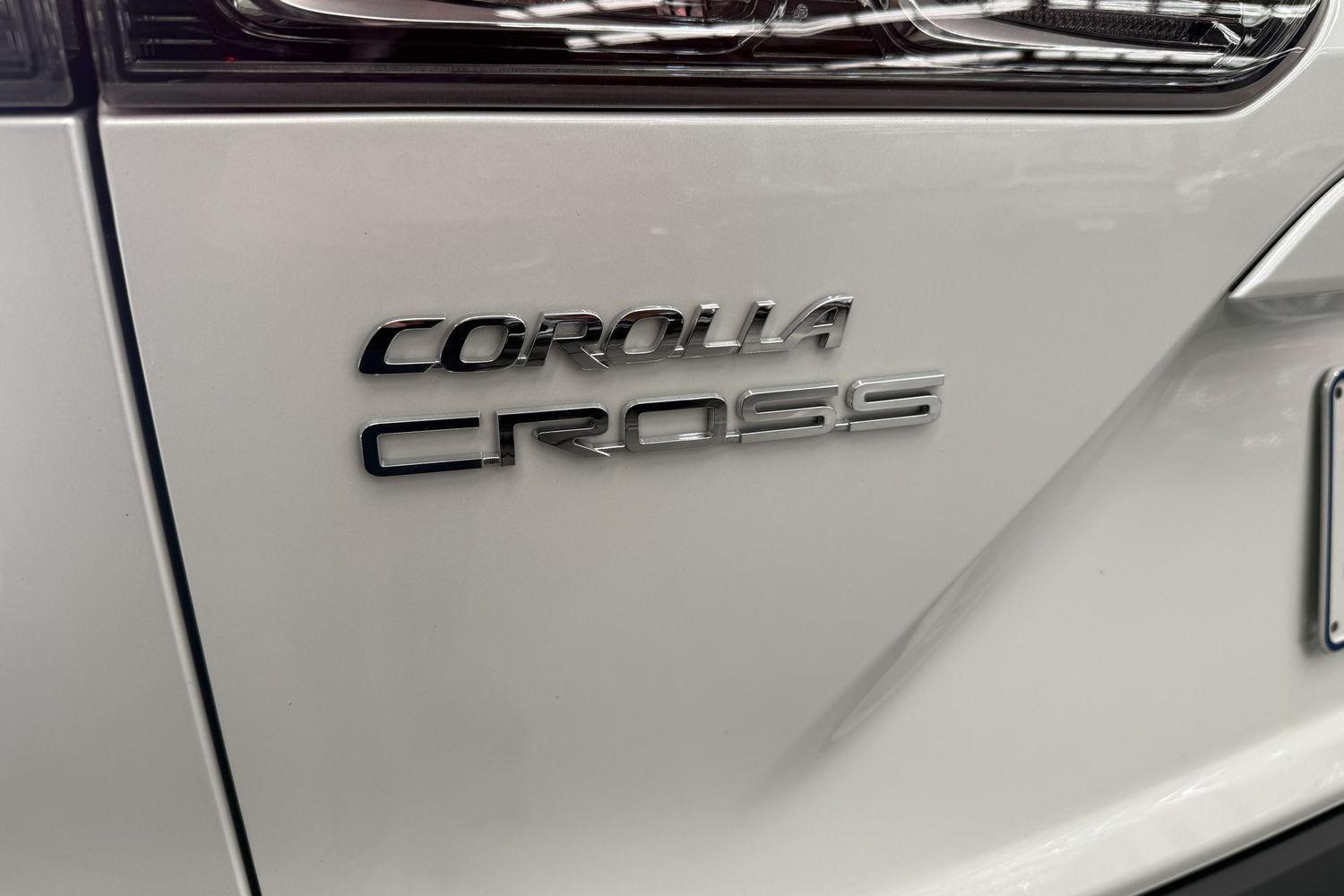 2024 Toyota Corolla Cross Atmos 2WD in Two Tone White
