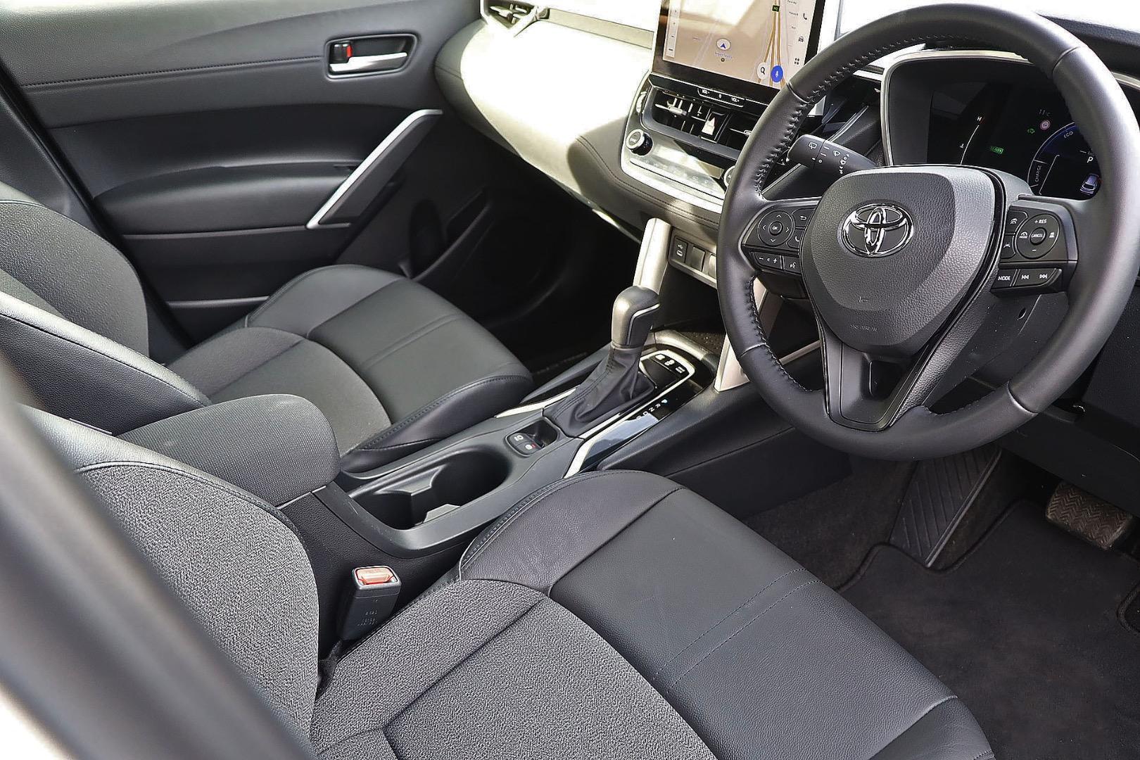 2025 Toyota Corolla Cross GXL in White