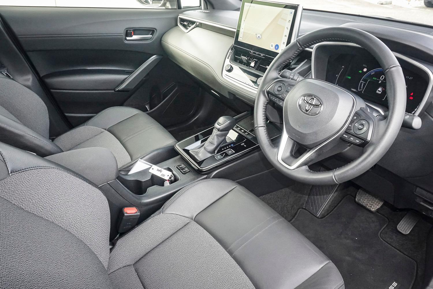 2025 Toyota Corolla Cross GXL in White