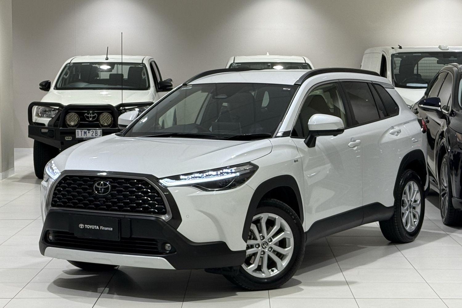 2025 Toyota Corolla Cross GXL in White