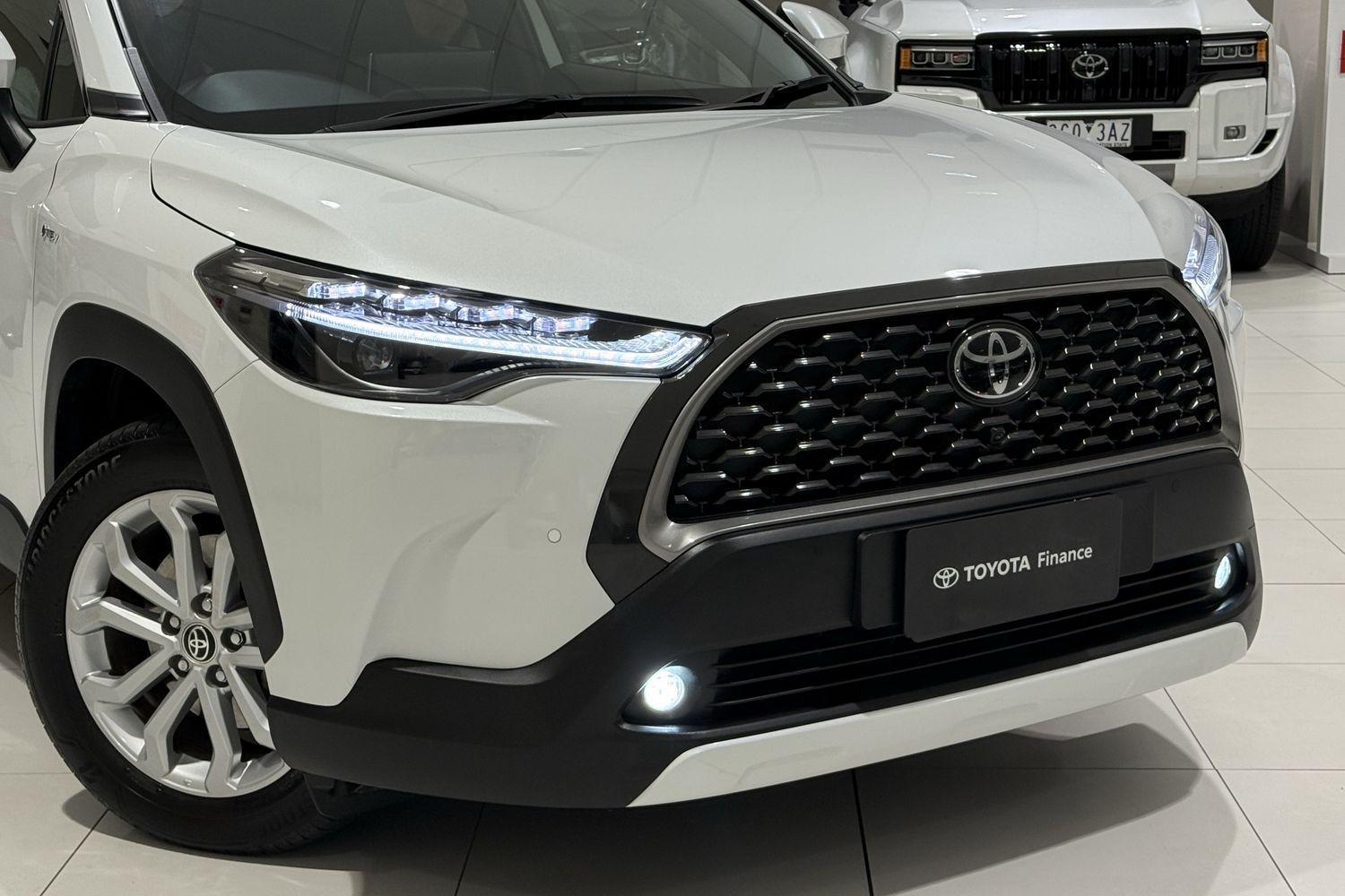 2025 Toyota Corolla Cross GXL in White