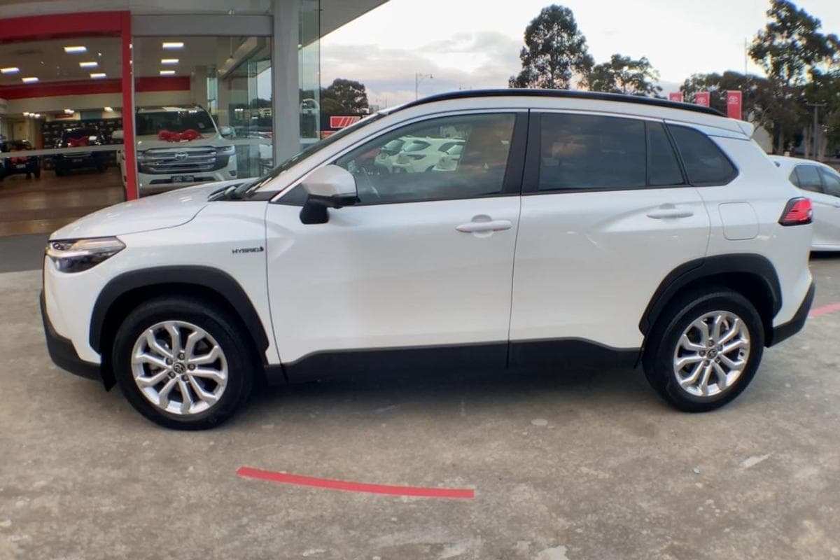 2023 Toyota Corolla Cross GXL in White