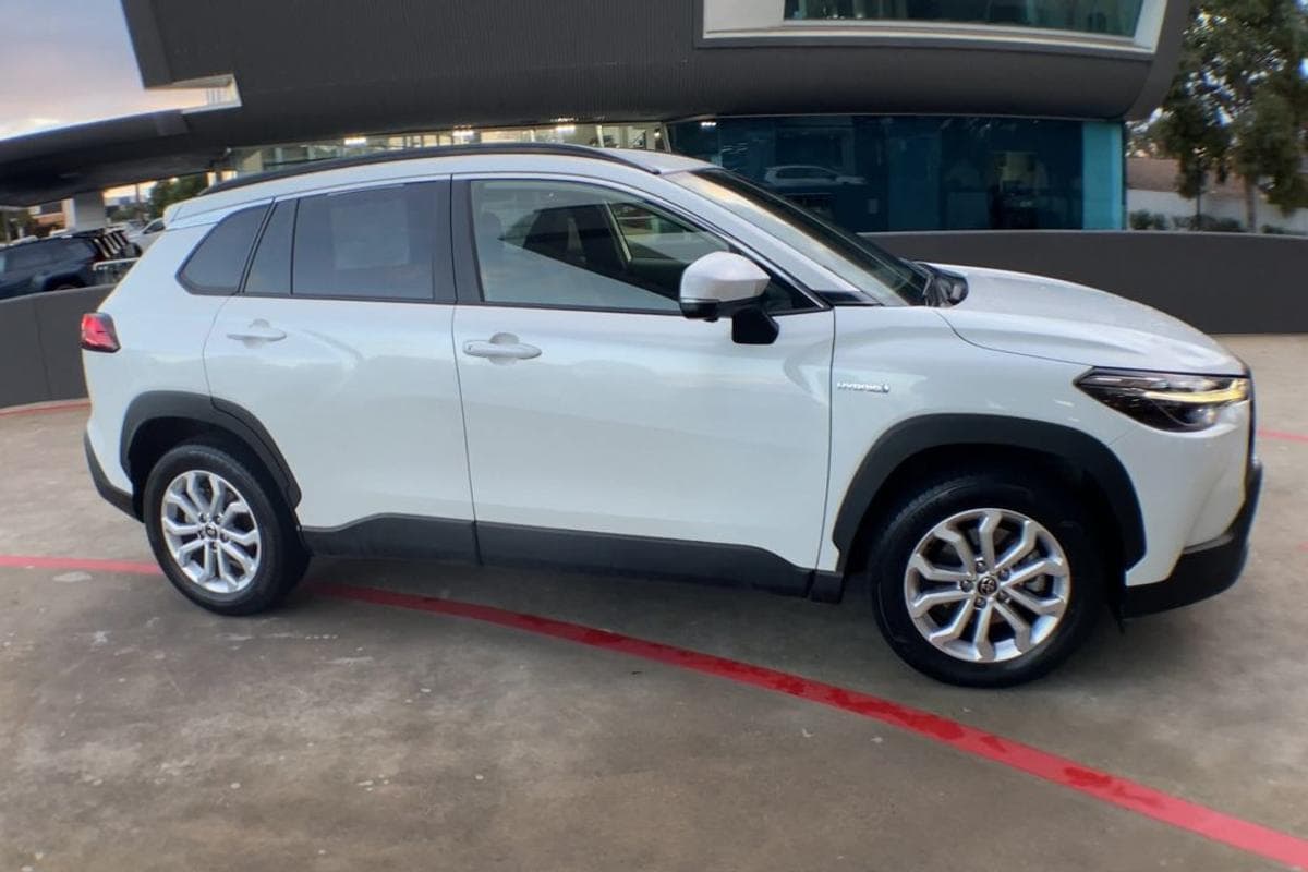 2023 Toyota Corolla Cross GXL in White